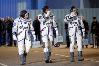 Экипаж 43-й экспедиции на МКС готовится к вылету с космодрома Байконур. Слева направо: Скотт Келли (США), Геннадий Падалка и Михаил Корниенко (Россия). 27 марта 2015 года