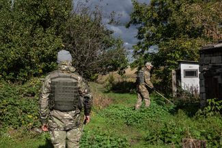 Украинские спецназовцы ищут мины