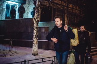 В ночь на 21 декабря Навального отпустили из-под ареста. На свободу Навальный вышел не из спецприемника на Симферопольском бульваре, а из ОВД «Марьинский парк», куда его перевели. Несмотря на позднее время, Навального пришли встретить десятки человек. «Я не боюсь, и эти 15 дней убедили меня, что бояться нечего. Боятся пусть они», — <a href="https://twitter.com/tvrain/status/149259562334171136" rel="noopener noreferrer" target="_blank">заявил</a> Навальный.