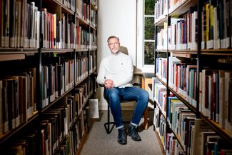 Eike Stegen in the Wannsee House’s library