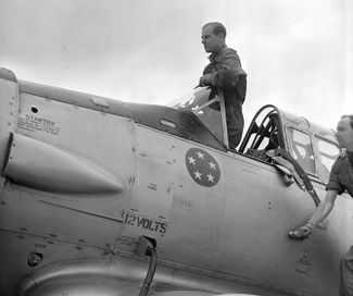 Герцог Эдинбургский в кабине пилота на аэродроме королевских ВВС в графстве Беркшир. 4 мая 1953 года