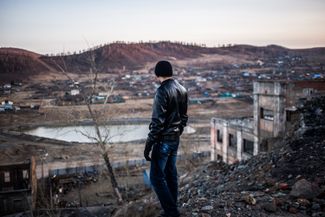 Максим Арсентьев на руинах разрушенной фабрики по переработке руды
