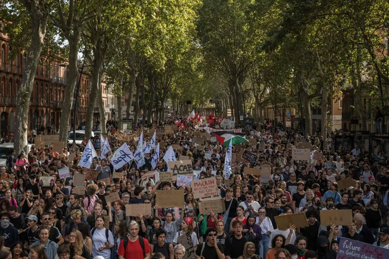 Почему во Франции все время протестуют? Потому что денег на прежнюю социальную модель становится все меньше