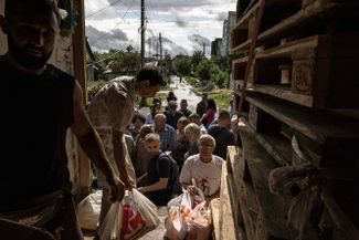 Жители Бородянки Киевской области получают гуманитарную помощь