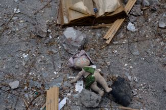 Книги и игрушки в развалинах жилого дома в Бородянке