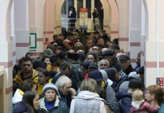 Эвакуированные жители Херсона на вокзале в Джанкое в Крыму. 21 октября 2022 года