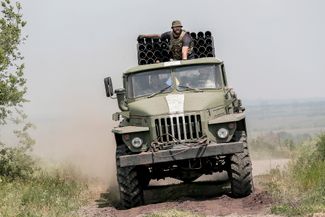 Бойцы ВСУ перемещают реактивную систему залпового огня «Град» на позицию в неизвестном месте
