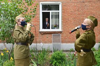 Концерт у окна 85-летнего ветерана Александра Кононца, Краснодар
