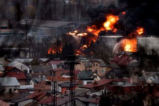 Пламя и дым пожара над Львовом — последствия российского ракетного обстрела города. <br>