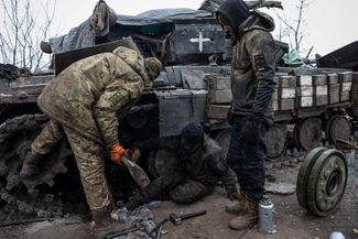Бойцы ВСУ ремонтируют поврежденный танк