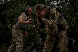 Украинские военные обстреливают российские позиции из миномета на линии соприкосновения в Донецкой области. Около 45% региона по-прежнему остаются под контролем Украины