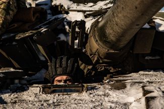 Украинский военнослужащий во время боевого дежурства под Бахмутом