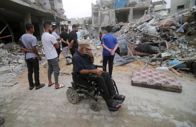 Семья из Рафаха осматривает свой разрушенный дом