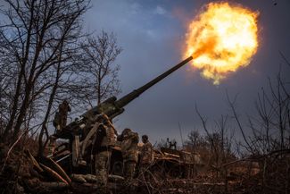Украинские военные ведут огонь из САУ «Пион». 27 января 2025 года