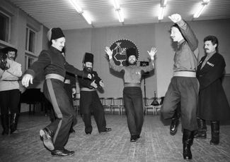 Артисты танцуют во время исполнения песни-пляски «Как Донские казаки по станицам гуляли», 1989 год.