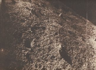 Фотография поверхности Луны, снятая советской автоматической станцией «Луна-9» и составленная по данным, <a href="https://www.vice.com/en/article/4xawwn/how-the-soviets-got-scooped-on-their-own-historic-moon-landing" rel="noopener noreferrer" target="_blank">перехваченным</a> радиоастрономом Бернардом Ловеллом из британской лаборатории в Джодрелл Бэнк. Снимок был опубликован раньше, чем советские инженеры и чиновники приняли решение о публикации своего официального снимка. Опубликованная британцами фотография отличается от оригинала неправильными пропорциями, так как они не знали, какое соотношение сторон кадра верное, и их вариант был ближе к квадрату, а не прямоугольнику. Все объекты на снимке непропорционально вытянуты вверх.