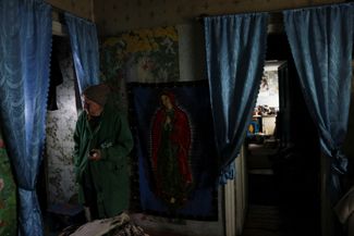 71-летняя Любовь Васильевна в своем доме в Семеновке