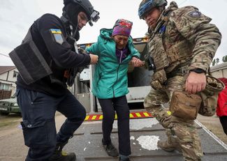 Украинские полицейские помогают эвакуироваться пожилой жительнице города