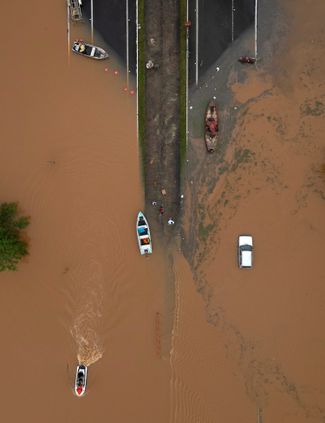 Затопленная автомобильная дорога в местечке Прайя-де-Пакета, также примыкающем к агломерации Порту-Алегри, 3 мая. В этом месте из берегов вышла река Жакуи