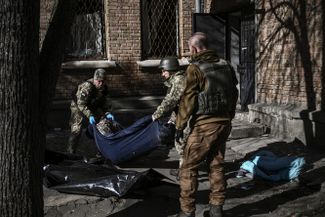 Тело одного из погибших при авиаударе по территории Научно-исследовательского института Национальной академии наук. Киев