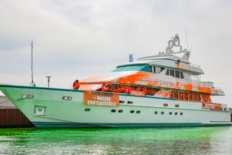 Активисты «Последнего поколения» испачкали оранжевой краской яхту в Нойштадте (Гольштейн) и окрасили воду в ярко-зеленый цвет во время акции под лозунгом «Ваш люкс — наш голод». 20 июня 2023 года