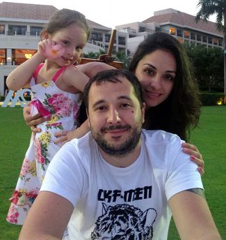Роман Селезнев вместе с подругой Анной Отиско и ее дочерью, 11 июля 2014 года