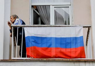 Житель Донецка с российским флагом на балконе