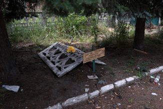 Могила жителя Северска, который был убит во время обстрела города и похоронен возле собственного дома. Российские войска пока не могут занять высоты возле города