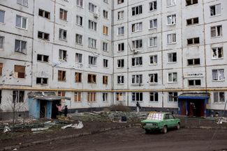 Местные жители во дворе пострадавшего от артиллерийских атак жилого дома в Харькове.