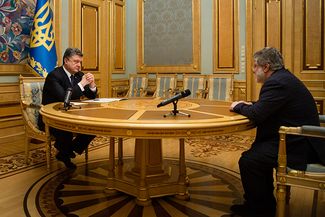 Петр Порошенко и Игорь Коломойский — во время этой встречи Коломойский подал в отставку с поста губернатора Днепропетровской области. Киев, 25 марта 2015-го