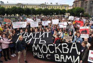 St. Petersburg protesters hold up signs against family and intimate partner violence and supporting their fellow demonstrators in Moscow.