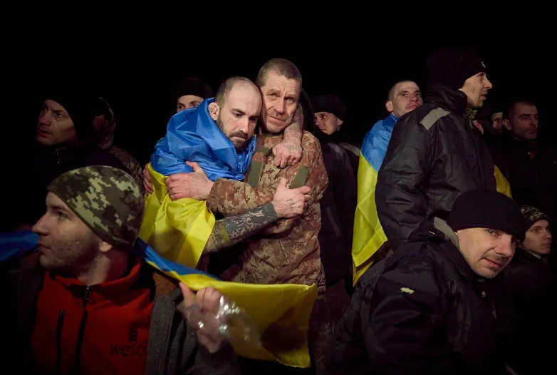 «Мы стояли по 16 часов в день, опустив голову вниз. За разговоры нас избивали»