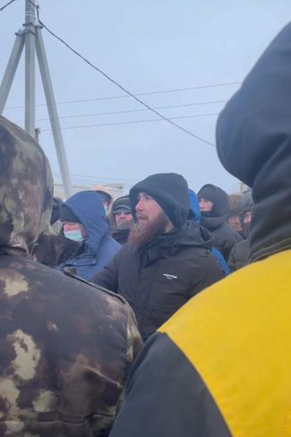 Блогер Ильяс Байгускаров среди протестующих перед зданием суда. 17 января 2024 года