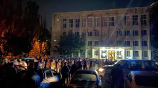 Активисты и родственники задержанных у отдела полиции «Железнодорожный». Симферополь, 4 сентября 2021