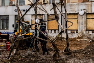 Рабочие восстанавливают поврежденную обстрелом опору ЛЭП. Николаевская область находится под полным контролем Украины с начала апреля