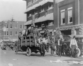 Грузовик с солдатами Национальной гвардии США и афроамериканскими жителями Талсы на улицах города. 1 июня 1921 года