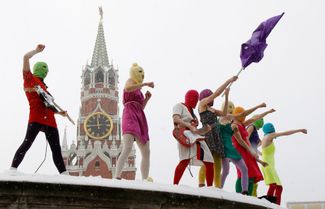 20 января Pussy Riot выступили на Красной площади. Они спели «Бунт в России — Путин зассал» и показали перформанс на Лобном месте, где когда-то объявлялись царские указы и проводились публичные казни. Позже участников группы задержала полиция, но к вечеру всех отпустили