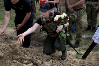 Украинская военнослужащая у могилы Евгения Храпко