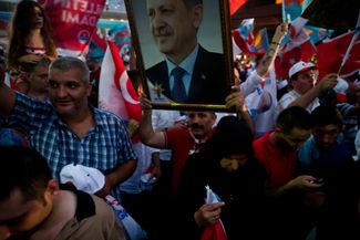Митинг сторонников Эрдогана после избрания его в президенты. 10 августа 2014 года