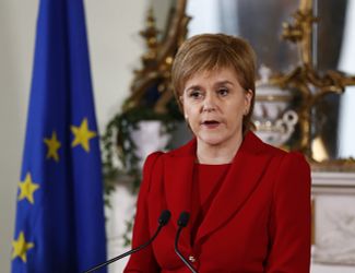 Первый министр Шотландии Никола Старджен во время пресс-конференции в Эдинбурге. 24 июня 2016 года