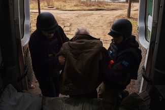 Волонтеры помогают эвакуировать жителя Часова Яра