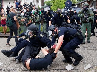 Полиция пытается арестовать демонстранта, протестующего против полицейского насилия в связи с убийством Алтона Стерлинга. Батон-Руж, Луизиана, США, 10 июля 2016 года