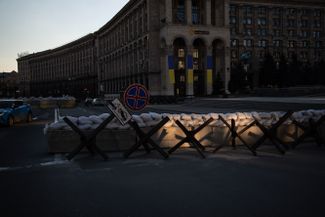 Противотанковые заграждения на Майдане в Киеве.