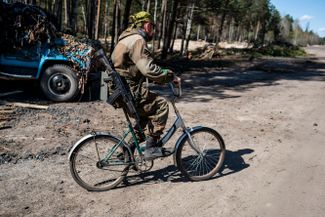 Боец житомирской территориальной обороны на велосипеде<br>