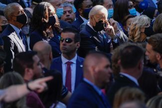 Президент США Джо Байден и первая леди Джилл Байден вместе с экс-главой страны Бараком Обамой и его женой Мишель Обамой на мемориальной церемонии в Нью-Йорке.