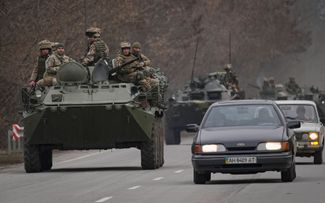 Украинские военнослужащие на дороге в Донецкой области
