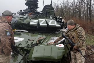 Украинские военнослужащие у российского танка Т-72, Донецк.