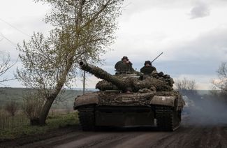 Бойцы ВСУ на танке рядом с Часовым Яром