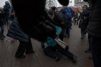 Пожилая женщина, случайно сбитая с ног сотрудниками ОМОНа во время задержаний 25 марта в Минске