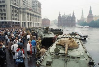 Военная техника и военнослужащие на Манежной площади Москвы. 19 августа 1991 года